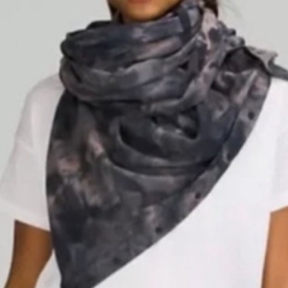 NWT Lululemon customizable snap scarf nwt diamond dye lunar rock navy purple